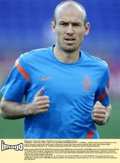 FUSSBALL - EURO 2012, NED vs DEN, Training KHARKIV,UKRAINE,08.JUN.12 - FUSSBALL - UEFA Europameisterschaft 2012 in Polen und der Ukraine, Länderspiel, Niederlande vs Dänemark Vorberichte, Abschlusstraining NED. Bild zeigt Arjen Robben (NED). 