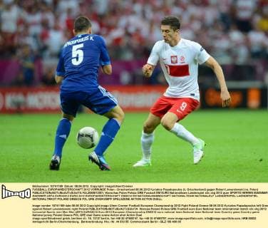 FUSSBALL EUROPAMEISTERSCHAFT 2012 VORRUNDE Polen - Griechenland 08.06.2012 Kyriakos Papadopoulos (li, Griechenland) gegen Robert Lewandowski (re, Polen)  FUL2080612061