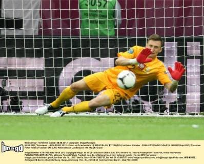 08.06.2012, Warszawa - UEFA EURO 2012 - Polen vs Griechenland - PRZEMYSLAW TYTON (POL) hält den Elfmeter -  08062012toja1051