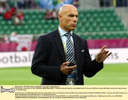 Tschechien - Russland: IA ) NZ : HOWARD WEBB (REFEREE) -  20120608CSJP3017