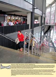 Fussball, Herren, Saison 2011 2012, Europameisterschaft 2012, Eröffnungsspiel im Stadionumlauf gab es rund zwei Stunden vor dem Spiel über Treppen und Wegen minutenlang einen sinnflutartigen Austritt von Regenwasser