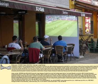 Fußballfans verfolgen das Fussballspiel Russland-Tschechien anlässlich der UEFA Fußball-Europameisterschaft 2012 in einer Kneipe in Berlin-Prenzlauer Berg UEFA Fußball EM - Fußballfans in Berlin