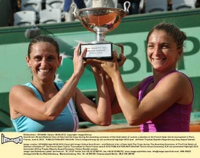 Sara Errani (R) and Roberta Vinci of Italy hold the tropy during the awarding ceremony of the final match of women s doubles at the French Open tennis tournament in Paris, France, June 8, 2012. 