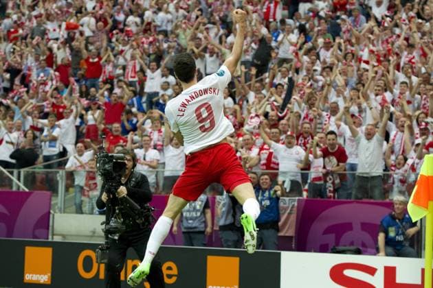 Robert LEWANDOWSKI (POL) jubelt über sein Tor zum 1:0 für Polen, Jubel, jubeln, Freude, cheers, Torjubel, ganze Figur, Eröffnungsspiel, Gruppe A, Spiel 1, Polen (POL) - Griechenland (GRE) 1:1, am 08.06.2012 in W a r s c h a u P o l e n Fussball UEFA EURO 2012 P o l e n U k r a i n e vom 08.06. - 01.07.2012.