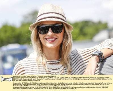 Lena Gercke, Freundin von Sami Khedira bei der Anreise am Flughafen Lviv, Frau, Ehefrau, Partnerin, Freundin, zusammen, Spielerfrau, Begleitung, weiblich, wife, woman, DEUTSCHLAND, Gruppenspiel, Gruppe B , Deutsche Fussball Nationalmannschaft, DFB EM Euro 2012 am 09.06.2012 in Lviv, Lemberg