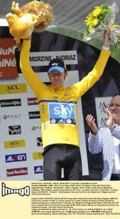 Bradley WIGGINS ( GBR SKY Procycling ) bleibt weiter im gelben Trikot des Führenden - Siegerehrung - Podium - Emotionen - Jubel - Freude - hoch - Event: Criterium du Dauphine - 6.Etappe - Saint Alban Leyesse nach Morzine 167.5 km - Location: Morzine - Frankreich - Europa - Datum: 09.06.2012 - Contact
