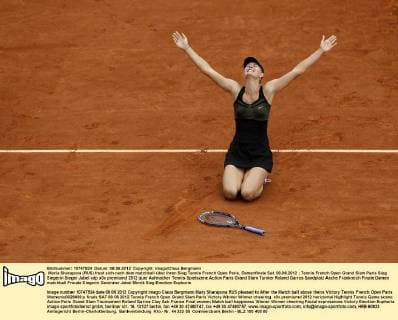Maria Sharapova (RUS) freut sich nach dem matchball über ihren Sieg Tennis French Open Paris, Damenfinale Sat. 08.06.2012