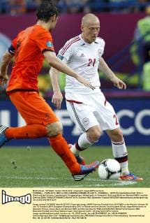 FUSSBALL - EURO 2012, NED vs DEN CHARKIW,UKRAINE,09.JUN.12 - FUSSBALL - UEFA Europameisterschaft 2012 in Polen und der Ukraine, Laenderspiel, Gruppenphase, Niederlande vs Dänemark. Bild zeigt Mark van Bommel (NED) und Niki Zimling (DEN). 