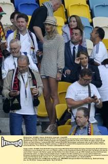 09.06.2012, Fussball Europameisterschaft 2012, Vorrunde Gruppe A, Deutschland, im EM-Stadion von Lviv (Lemberg). Spielerfrauen auf der Tribüne. Khedira Freundin und Top-Model Lena Gercke (mitte, kurze Hose) mit Vater Lazhar und der Mutter von Sami Khedira.