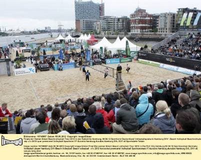Finale der Damen Smart Beachvolleyball Tour 2012 in der HafenCity Hamburg, 09.06.12 Sportlerin Deutschland Volleyballspielerin Hamburg DVV