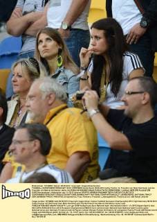 FUSSBALL EUROPAMEISTERSCHAFT 2012 VORRUNDE Deutschland 09.06.2012 Cathy Fischer (li, Freundin von Mats Hummels) und die Freundin von Marcel Schmelzer Jenny (re)  FUL2090612009c