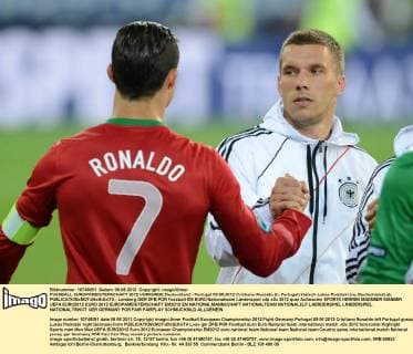 FUSSBALL EUROPAMEISTERSCHAFT 2012 VORRUNDE Deutschland - Portugal 09.06.2012 Cristiano Ronaldo (li, Portugal) klatsch Lukas Podolski (re, Deutschland) ab 