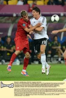 FUSSBALL EUROPAMEISTERSCHAFT 2012 VORRUNDE Deutschland - Portugal 09.06.2012 Fabio Coentrao (li, Portugal) gegen Mario Gomez (re, Deutschland) 