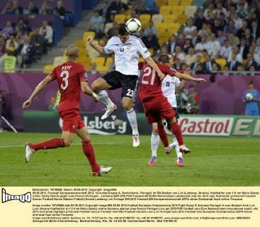 09.06.2012, Fussball Europameisterschaft 2012, Vorrunde Gruppe A, Deutschland - Portugal, im EM-Stadion von Lviv (Lemberg, Ukraine). Kopfballtor zum 1:0 von Mario Gomez (mitte, Deutschland) gegen Joao Pereira (Portugal).