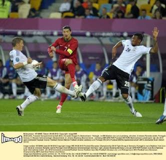 09.06.2012, Fussball Europameisterschaft 2012, Vorrunde Gruppe A, Deutschland - Portugal, im EM-Stadion von Lviv (Lemberg, Ukraine). Cristiano Ronaldo (mitte, Portugal) Schuss. li: Bastian Schweinsteiger (Deutschland) re: Jerome Boateng (Deutschland).