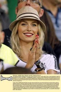 Lena Gercke, Freundin von Sami Khedira Jubel, Freude, Emotionen, Feiern, Lachen, jubelt, freuen, reisst die Arme hoch, ballt die Faust DEUTSCHLAND - PORTUGAL ( : ) Gruppenspiel, Gruppe B , Deutsche Fussball Nationalmannschaft, DFB EM Euro 2012 am 09.06.2012 in Lviv