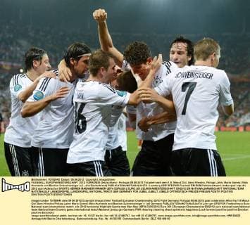 FUSSBALL EUROPAMEISTERSCHAFT 2012 VORRUNDE Deutschland - Portugal 09.06.2012 Torjubel nach dem 1:0: Mesut Özil, Sami Khedira, Philipp Lahm, Mario Gomez, Mats Hummels und Bastian Schweinsteiger (v.l., alle Deutschland) 