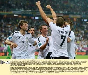 FUSSBALL EUROPAMEISTERSCHAFT 2012 VORRUNDE Deutschland - Portugal 09.06.2012 Torjubel nach dem 1:0: Thomas Mueller, Sami Khedira, Philipp Lahm, Mario Gomez, und Bastian Schweinsteiger (v.l., alle Deutschland) 