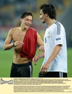 FUSSBALL EUROPAMEISTERSCHAFT 2012 VORRUNDE Deutschland - Portugal 09.06.2012 Gute Laune bei Mesut Özil (Deutschland) und Mats Hummels (v.l., alle Deutschland) nach dem Abpfiff  FUL2090612051