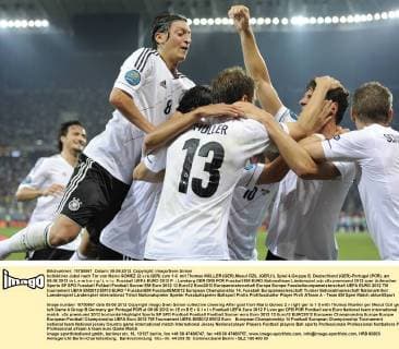 kollektiver Jubel nach Tor von Mario GOMEZ (2.v.re,GER) zum 1-0. mit Thomas MÜLLER (GER),Mesut ÖZIL (GER,li). Spiel 4,Gruppe B, Deutschland (GER)-Portugal (POR), am 09.06.2012 in L e m b e r g L v i v. Fussball UEFA EURO 2012 P .