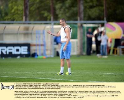 Training Frankreich in Donezk - Karim Benzema trägt eine Bleiweste FOOTBALL : Euro 2012 - Donetsk - 06 09 2012 AnthonyBibard FEP Panoramic 