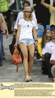 Lena GERCKE (GER), Freundin von Sami KHEDIRA (GER), ganze Figur, Ganzkörperfigur, in Hotpants und mit Hut.. Spiel 4, Gruppe B, Deutschland (GER)-Portugal (POR), am 09.06.2012 in Lviv