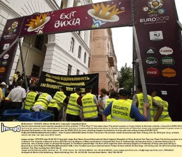 Second international march against slaughter of stray animals ???Fair Play??? has taken place.The action purpose is to pay tribute to the slain animals, a boycott to EURO 2012 (not only by reason of mass annihilation of animals, but also of inadmissible dictatorship policy in Ukraine, destruction of historical values and extinguishment of green zones in Ukraine).Participants in the march passed near the EURO 2012 fan zone, chanting slogans in protection of stray pets and calling to boycott EURO 2012. 