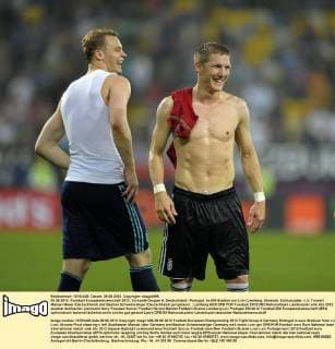 09.06.2012, Fussball Europameisterschaft 2012, Vorrunde Gruppe A, Deutschland - Portugal, im EM-Stadion von Lviv (Lemberg, Ukraine). Schlussjubel, v.li: Torwart Manuel Neuer (Deutschland) und Bastian Schweinsteiger (Deutschland) gut gelaunt.