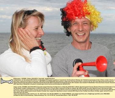 Fußballfieber am Sonnabend (09.06.2012) im Ostseebad Heringsdorf (Landkreis Vorpommern Greifswald) im Rahmen der Fußballeuropameisterschaft in Polen und der Ukraine. Im Bild: Maik Lamprecht aus Berlin am Strand