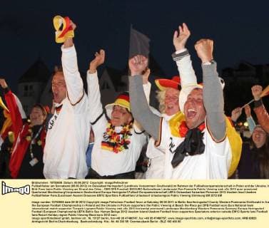 Fußballfieber am Sonnabend (09.06.2012) im Ostseebad Heringsdorf (Landkreis Vorpommern Greifswald) im Rahmen der Fußballeuropameisterschaft in Polen und der Ukraine. Im Bild: Fans beim Public Viewing am Strand des Ortes