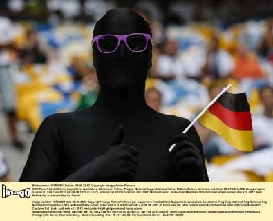 GER Fans, Fussballfans, supporters, spectators, Zuschauer Fahne, Flagge, Nationalflagge, Nationalfahne, Nationalfarben, schwarz, rot, Gold DEUTSCHLAND Gruppenspiel, Gruppe B , EM Euro 2012 am 09.06.2012 in Lviv