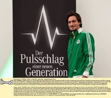 Mats HUMMELS (GER) posiert vor dem Slogan Der Pulsschlag einer neuen Generation UEFA Fussball Europameisterschaft 2012, Offizielle Pressekonferenz des DFB in Danzig, Polen am 10.06.2012,