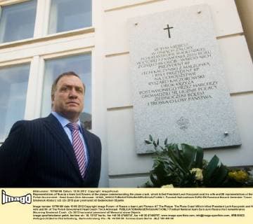 Representatives of Russia s team laid flowers at the plaque commemorating the plane crash, which killed President Lech Kaczynski and his wife and 96 representatives of the Polish Government - Head Coach Dick Advocaat - CHAD_100612 