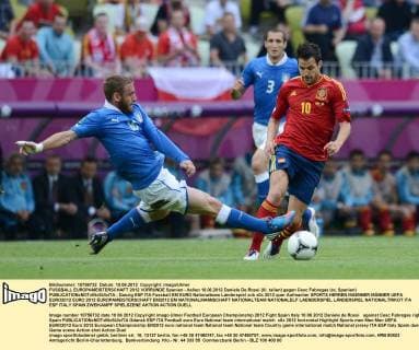 FUSSBALL EUROPAMEISTERSCHAFT 2012 VORRUNDE Spanien - Italien 10.06.2012 Daniele De Rossi (Ili, talien) gegen Cesc Fabregas (re, Spanien) 