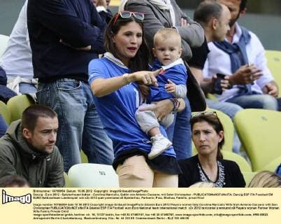 Danzig - Euro 2012 - Spielerfrauen Italien - Carolina Marcialis, Gattin von Antonio Cassano, mit Sohn Christopher - 