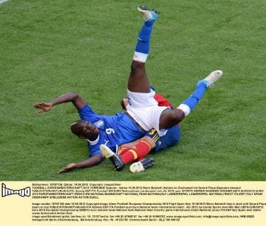 FUSSBALL EUROPAMEISTERSCHAFT 2012 VORRUNDE Spanien - Italien 10.06.2012 Mario Balotelli (Italien) im Zweikampf mit Gerard Pique (Spanien) obenauf 