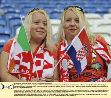 Two twin sisters pose before the Group C match between Ireland and Croatia at the Euro 2012 football championships in Poznan, June 10, 2012. (Xinhua Wu Wei) (jyc) POZNAN-EURO 2012 FOOTBALL CHAMPIONSHIPS-IRELAND VS CROATIA 