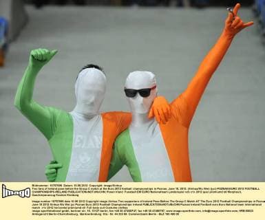 Two fans of Ireland pose before the Group C match at the Euro 2012 football championships in Poznan, June 10, 2012. (Xinhua Wu Wei) (jyc)-POZNAN-EURO 2012 FOOTBALL CHAMPIONSHIPS-IRELAND 