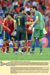 FUSSBALL EUROPAMEISTERSCHAFT 2012 VORRUNDE Spanien - Italien 10.06.2012 Torwart-Giganten unter sich: Torwart Iker Casillas (li, Spanien) und Torwart Gianluigi Buffon (re, Italien) 