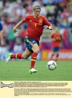 FUSSBALL EUROPAMEISTERSCHAFT 2012 VORRUNDE Spanien - Italien 10.06.2012 Fernando Torres (Spanien) Einzelaktion am Ball 