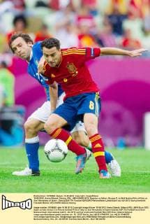 10.06.2012, Arena Gdansk, Danzig, POL, UEFA EURO 2012, Spanien vs Italien, Gruppe C, im Bild Andrea Pirlo of Italy vs Xavi Hernandez of Spain