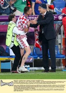 FUSSBALL - EURO 2012, IRL vs CRO POSEN,10.JUN.12 - FUSSBALL - Europameisterschaft 2012, Länderspiel, Gruppenphase, Irland vs Kroatien. Bild zeigt einen Ordner, einen Fan und Teamchef Slaven Bilic (CRO). 