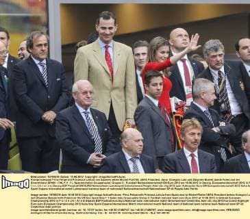 Kronprinzenpaar Prinz Felipe mit Prinzessin Letizia von Spanien neben Michel PLATINI, UEFA Präsident, davor Grzegorz Lato und Zbigniew Boniek (beide Polen) auf der Ehrentribüne SPAIN - ITALY (1 :1 ), Spanien-Italien Gruppenspiel, Gruppe C , Fussball Nationalmannschaft EM Euro 2012 am 10.06.2012 in Danzig, Europameisterschaft 2012 in P o l e n, U k r a i n e