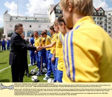 Ukrainian President Viktor Yanukovych (L) meets with players of the Ukrainian national football team ahead of EURO 2012 at the team s training camp in Koncha-Zaspa, Kyiv outskirts, Ukraine, June 8, 2012. - 