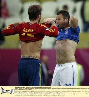 Italien - Spanien 1:1 - EURO 2012 in Gdansk - Antonio Cassano and Sergio Ramos - Trikottausch