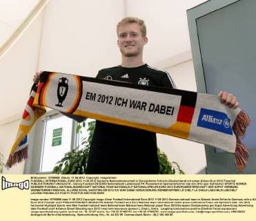 FUSSBALL INTERNATIONAL EURO 2012 11.06.2012 Deutsche Nationalmannschaft in Danzig Andre Schürrle (Deutschland) mit einem Allianz-Euro 2012 Fanschal 