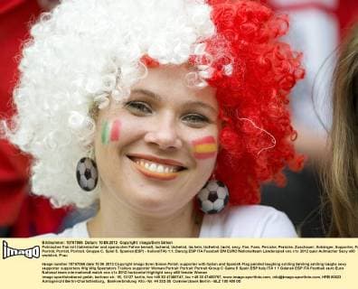Polnischer Fan mit italienischer und spanischer Fahne bemalt, lachend, lächelnd, lächeln, lächelnd, lacht, sexy, Fan, Fans, Perücke, Perücke, Zuschauer, Anhänger, Supporter, Frau, Porträt, Porträt, Portrait, Gruppe C, Spiel 5, Spanien(ESP) - Italien(ITA) 1:1