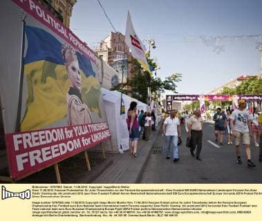 Kiew 11.06.2012, Fanzone Protestaktion für Julia Timoschenko vor der Fanzone Europameisterschaft