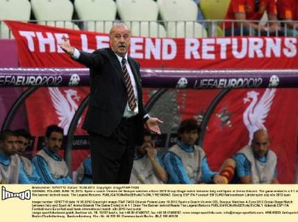 GDANSK, POLAND. JUNE 10, 2012. Spain s coach Vicente del Bosque watches a Euro 2012 Group Stage match between Italy and Spain at Arena Gdansk. The game ended in a 1-1 draw. The banner behind reads: The Legend Returns.  RE100BA7