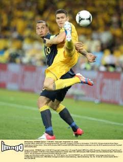 Fussball UEFA, EURO 2012, Europameisterschaft, Vorrunde, Gruppe D Ukraine vs Schweden, 11.06.2012, Olympicstadium Kiew Zlatan Ibrahimovic,Yevhen Selin,